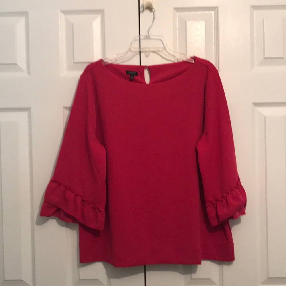 Flutter sleeve knit blouse